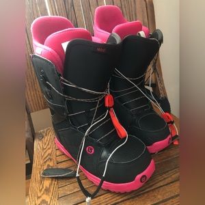 Women’s Burton MINT snowboarding boots size 7